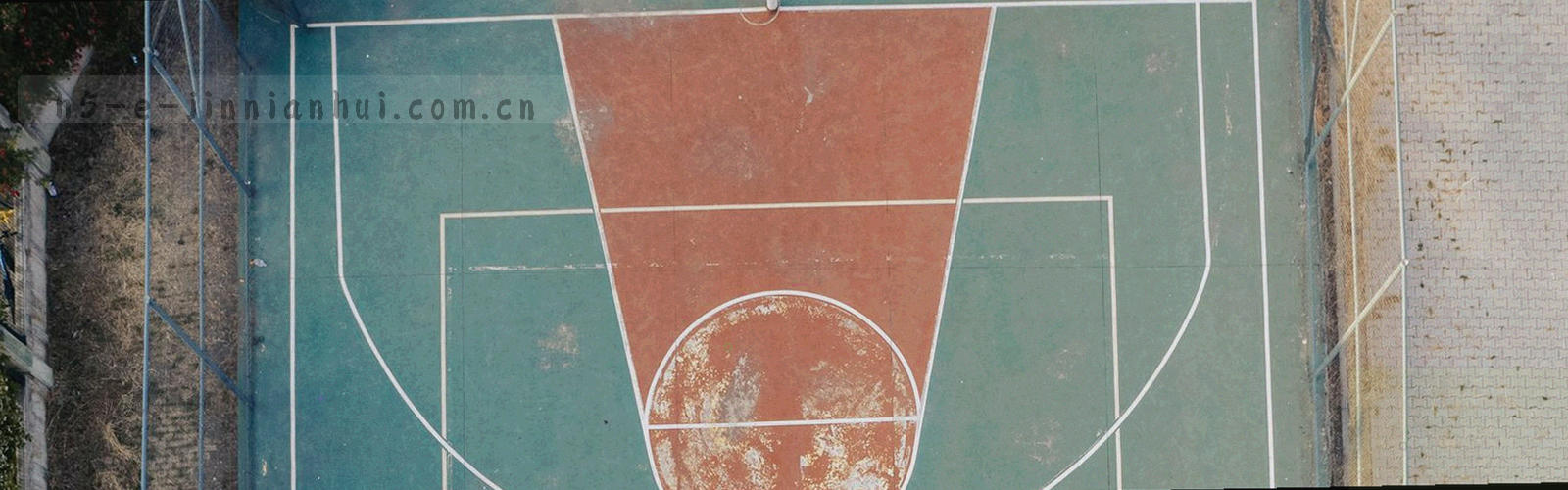 夜场看台灯光渐暗的抽象光影过渡带，画面中无人物