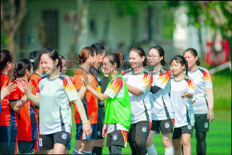 纸面便签与批注线条的特写，标签上无可读文字
